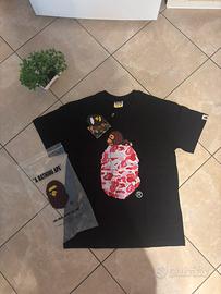 maglia bape nera con grafica rosa