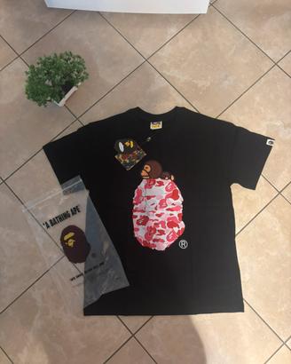 maglia bape nera con grafica rosa