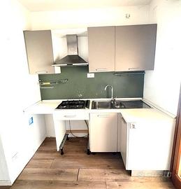 CUCINA COMPONIBILE AD ANGOLO USATA CON CAPPA INOX