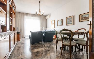 Luminoso Trilocale all'Ultimo Piano: Spazio e Vist