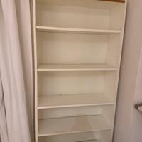 Scaffale modulare con ripiani regolabili