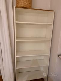 Scaffale modulare con ripiani regolabili