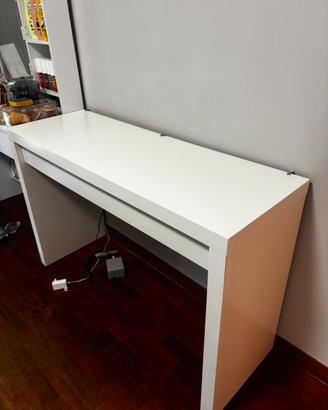 Scrivania e postazione makeup e unghie ikea