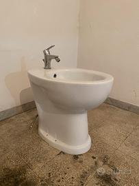 Bidet rialzato per persone con difficoltà motorie