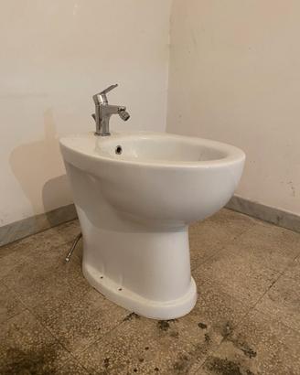 Bidet rialzato per persone con difficoltà motorie
