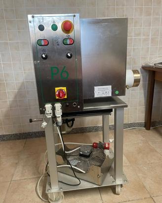 macchina e trafilatrice per fare la pasta