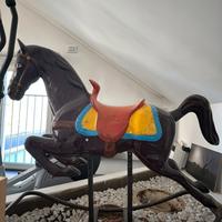 Cavallo a dondolo in legno