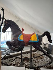 Cavallo a dondolo in legno