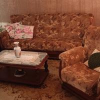 Divano con tavolino stile retro'