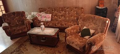 Divano con tavolino stile retro'