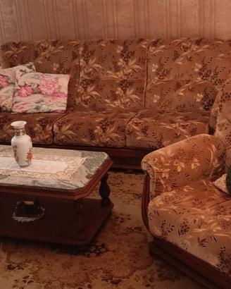 Divano con tavolino stile retro'