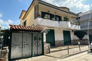 3 LOCALI A GIUGLIANO IN CAMPANIA
