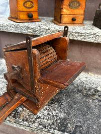 Grattugia antica a rullo in legno 800/900