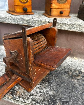 Grattugia antica a rullo in legno 800/900