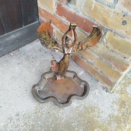 Antica statua in lega donna alata