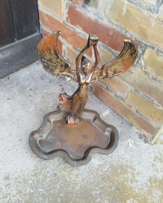 Antica statua in lega donna alata