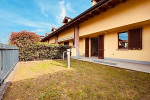 VILLA A SCHIERA A CASATENOVO
