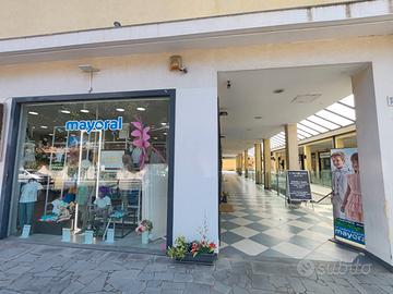 Bottega commerciale tre luci