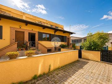 VILLA A SCHIERA A ROMA