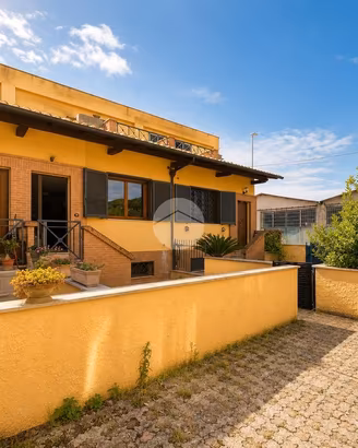 VILLA A SCHIERA A ROMA