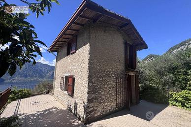 Rustico / Casale di 130 m² con 4 locali e box auto