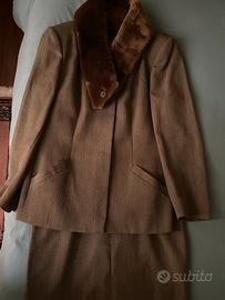 Tailleur con collo in pelliccia ecologica