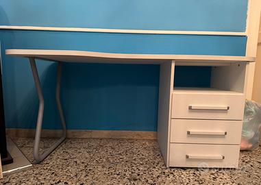 scrivania e sedia