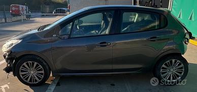 Vendiamo ricambi Peugeot 208 anno 2015
