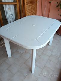 tavolo in plastica da esterno