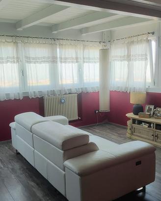 Divano motorizzato in pelle bianca con poggitesta