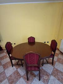 Tavola in legno rotonda con 6 sedie.