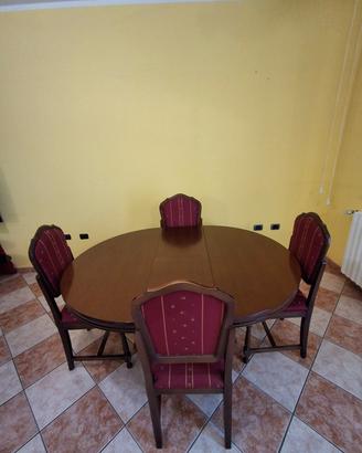 Tavola in legno rotonda con 6 sedie.