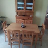 Vetrina + Tavolo con sedie in legno