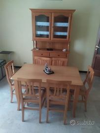 Vetrina + Tavolo con sedie in legno