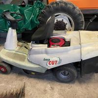 Trattorino rasaerba con raccoglitore