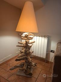 Lampada d'arredo con legni di mare