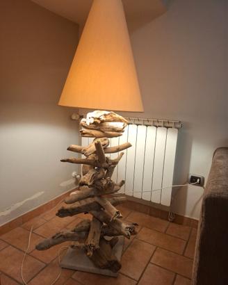 Lampada d'arredo con legni di mare