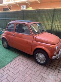 Auto d’epoca Fiat 500 L. Del 1971 colore aragosta