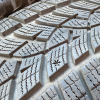 Gomme invernali 215/60 R17 - Goodyear Ultragrip P+