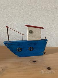 Barca in legno fatta a mano
