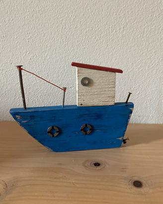 Barca in legno fatta a mano