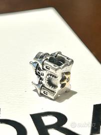 Charm pandora castello con corona in oro 14k