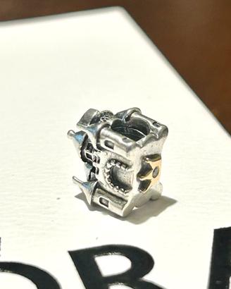 Charm pandora castello con corona in oro 14k