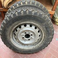 Gomme per auto chiodate