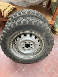 Gomme per auto chiodate