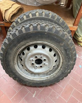 Gomme per auto chiodate