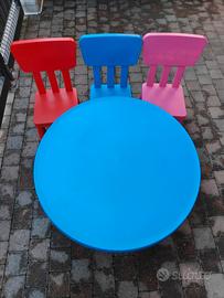 Tavolino rotondo in plastica con 3 sedie