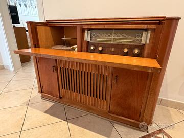 Mobile vintage con radio e giradischi