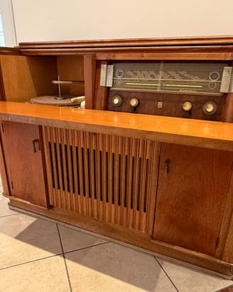 Mobile vintage con radio e giradischi