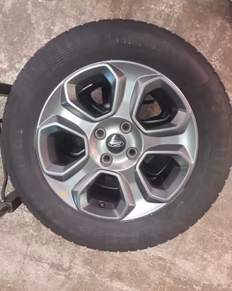 Cerchi in lega con gomme ford ecosport